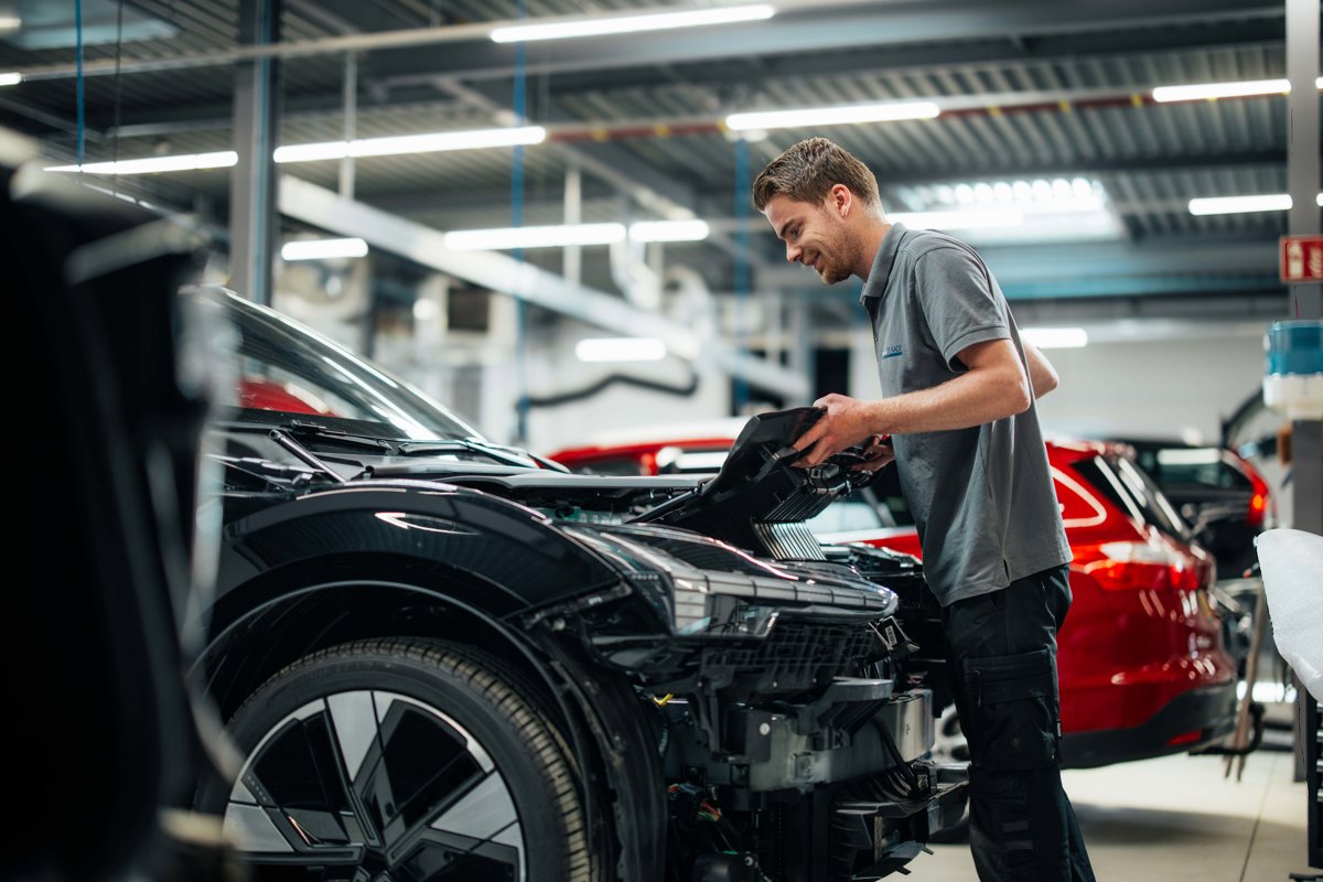 Montagewerkzaamheden bij Autoschade De Kade