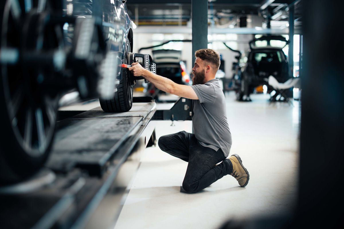 Plaatwerker aan het werk bij Autoschade De Kade