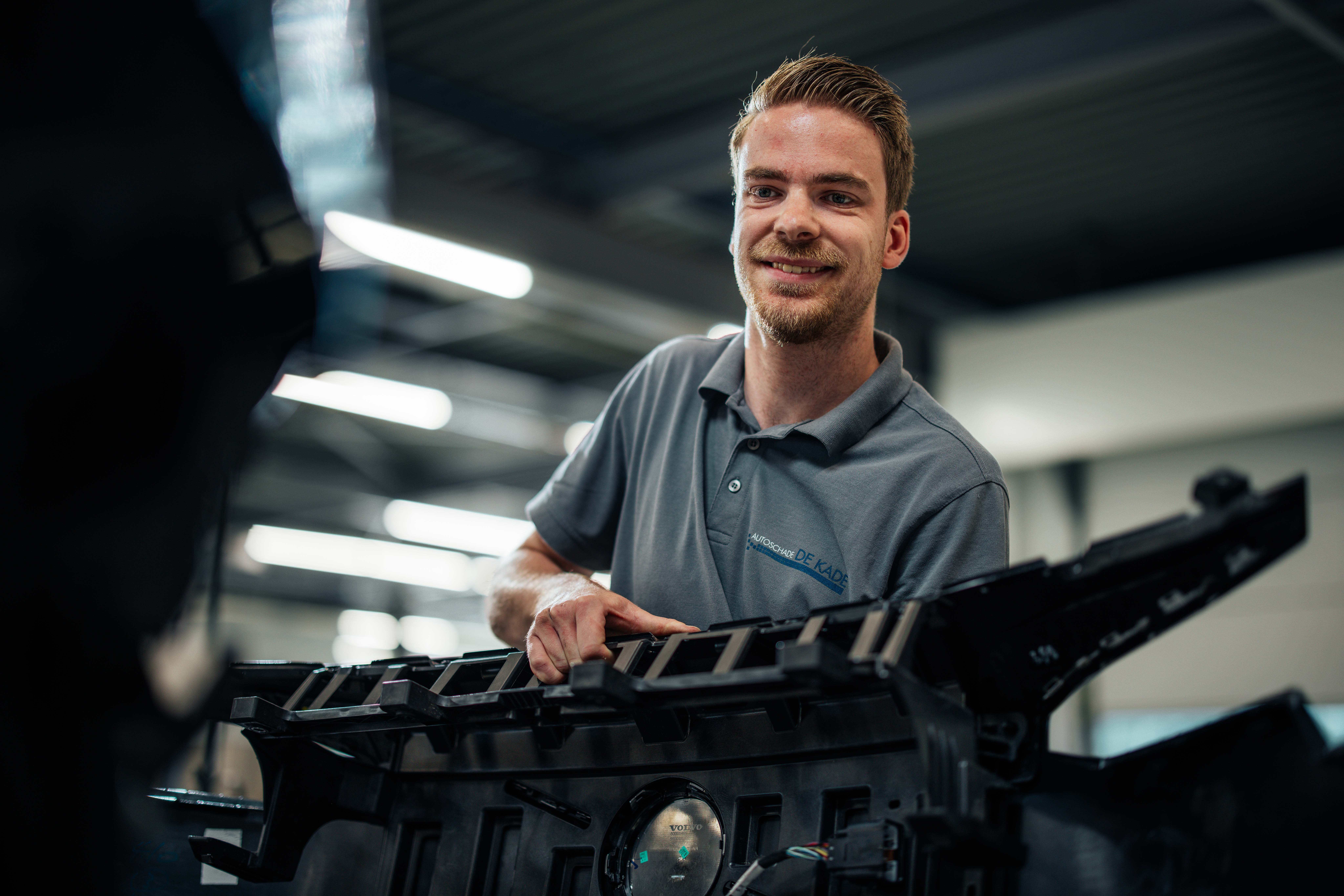 (De)Montage monteur van Autoschade De Kade