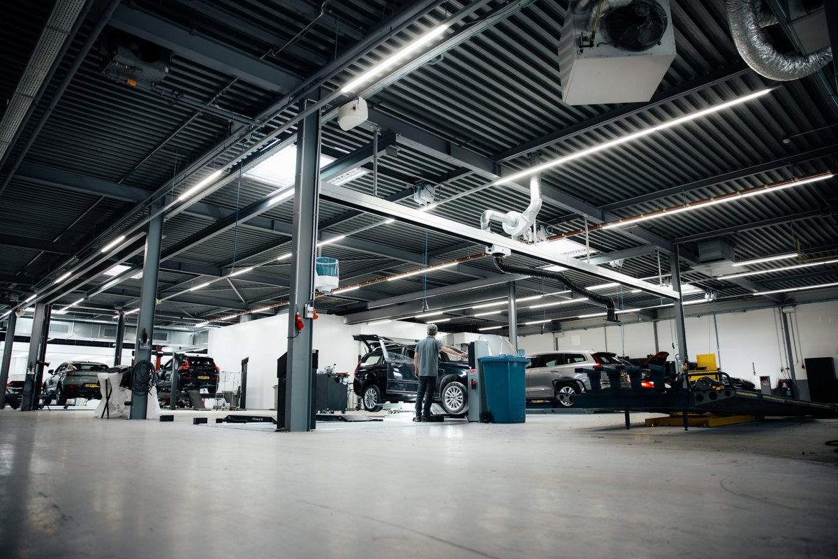 De werkplaats van Autoschade De Kade in Nuenen