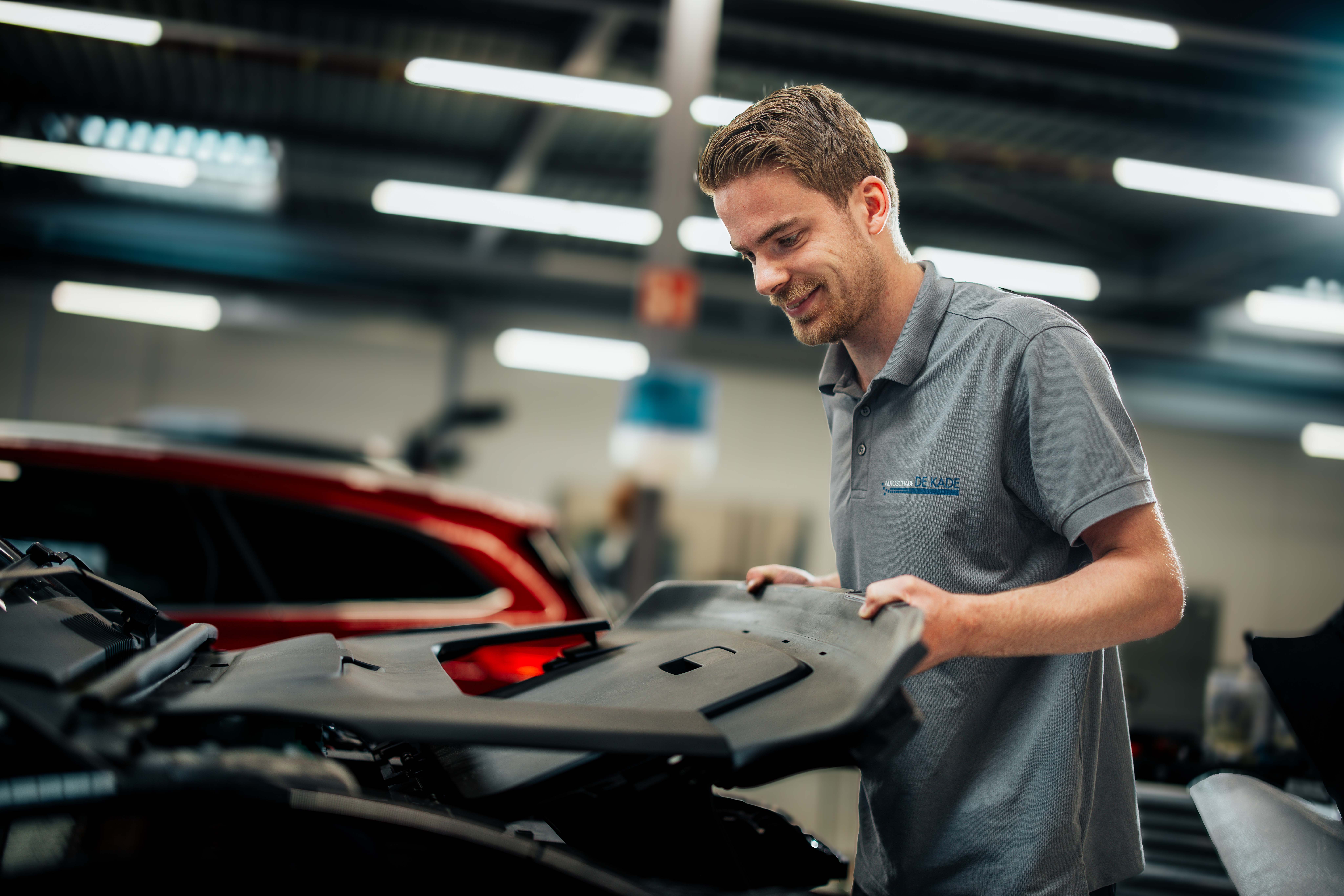 (De)Montage monteur van Autoschade De Kade