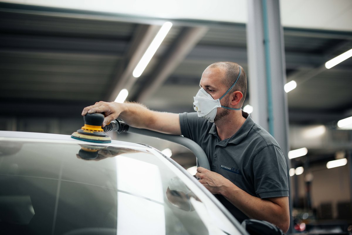 Voorbewerking van een auto bij Autoschade De Kade