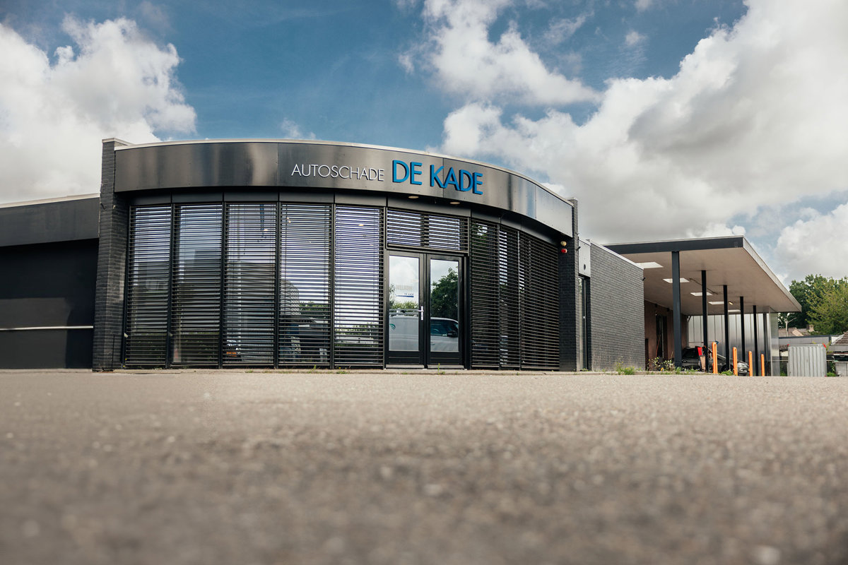 Het pand van Autoschade De Kade aan de Collseweg in Nuenen