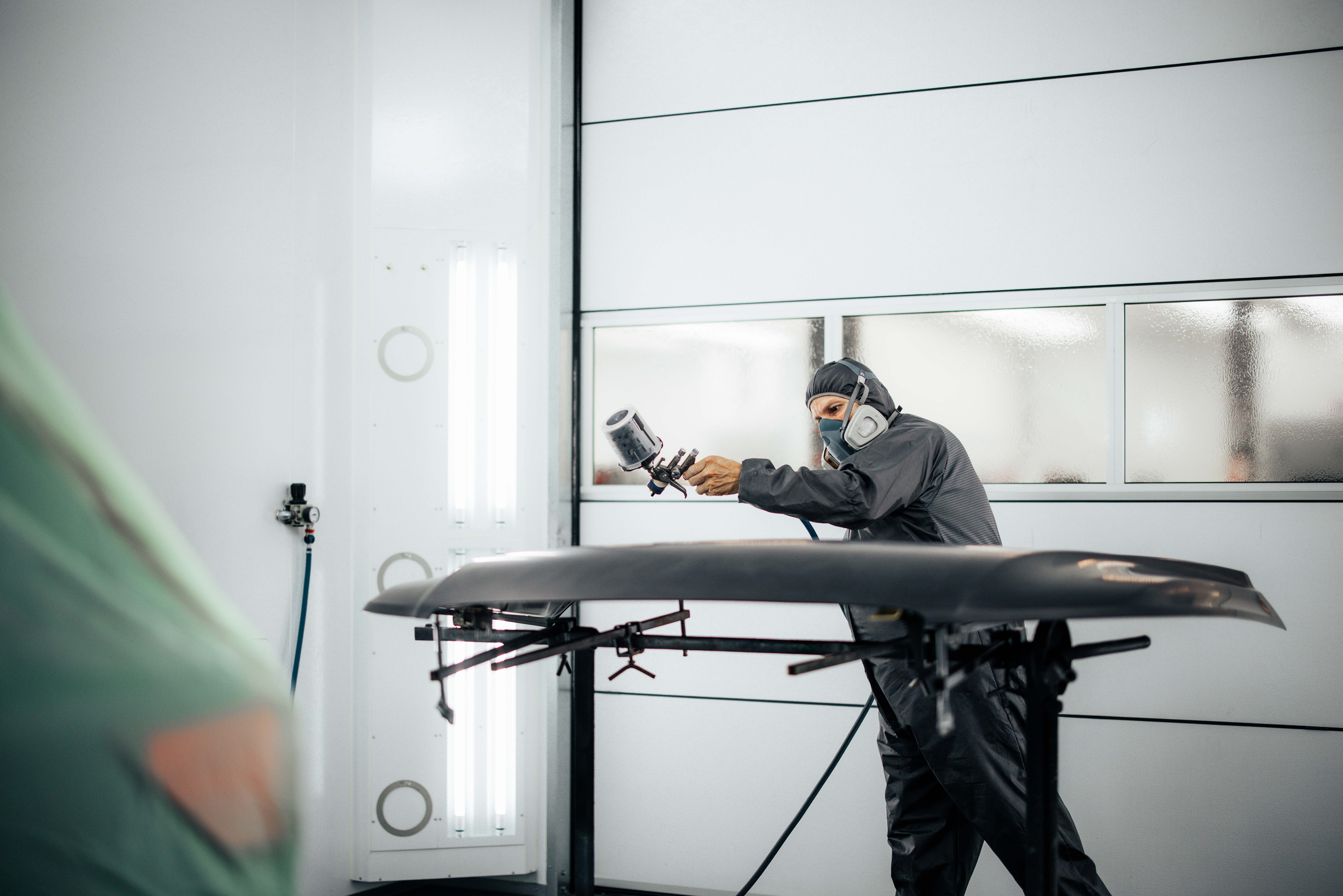 Autospuiter van Autoschade De Kade